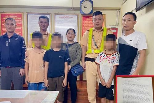 Hà Nội: 3 cháu bé đi lạc được CSGT hỗ trợ trở về với gia đình