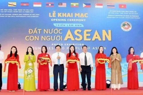 Hơn 200 tác phẩm trưng bày tại Triển lãm 'Đất nước, con người ASEAN'