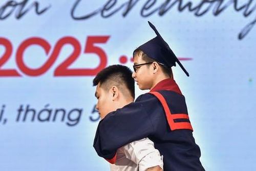 'Mỗi bước chân là một lời hứa' – Chàng trai cõng bạn thân lên bục tốt nghiệp Đại học Bách khoa Hà Nội