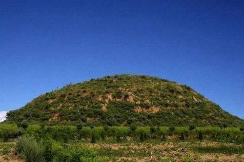 Ngọn đồi rung lắc nhiều đêm, bất ngờ lộ ra 'mộ cổ' kỳ bí