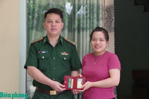Cán bộ BĐBP Lai Châu trả lại tài sản cho người đánh rơi