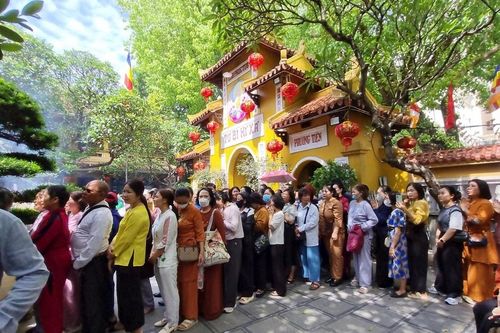 Đại lễ Phật đản: Hàng trăm người dân xếp hàng dâng hương tại Chùa Quán Sứ