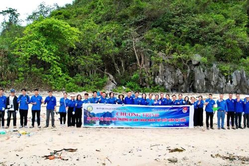 Đoàn thanh niên ra quân bảo vệ môi trường biển tại Quảng Ninh