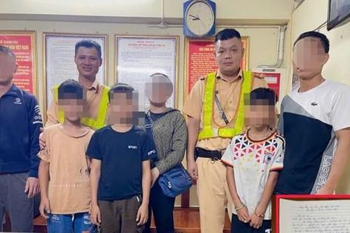 Hà Nội: 3 cháu bé rủ nhau đạp xe đi chơi quên đường về được CSGT giúp đỡ