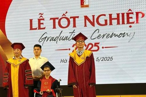 Nam sinh 10 năm cõng bạn đến trường giờ lại cõng bạn lên nhận bằng tốt nghiệp đại học loại giỏi