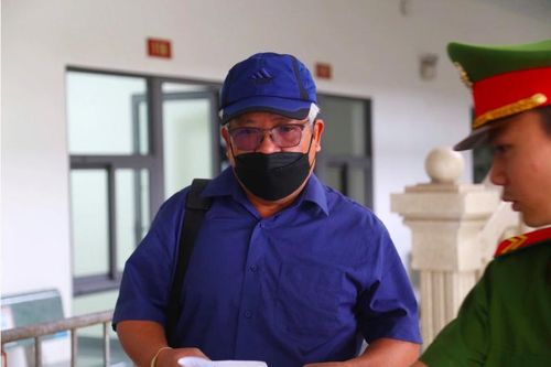 Cựu Thứ trưởng Bộ TN&MT cùng đồng phạm trước giờ khai mạc phiên xét xử vụ buôn lậu đất hiếm