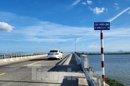 Người mẹ trẻ ôm con 8 tháng tuổi nhảy sông Hương