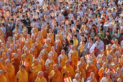 Hàng nghìn tăng ni, phật tử dự Đại lễ Phật đản tại Việt Nam Quốc tự