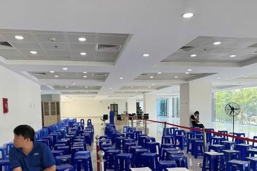 Trung tâm hành chính công Hà Nội bất ngờ 'vắng khách' ngày đầu tuần