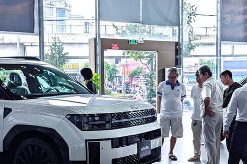 Nguồn cung dồi dào, ô tô trong nước giảm giá mạnh