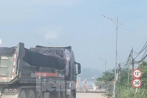 Hòa Bình: Đường đê mới đầu tư bị xe quá tải quần thảo cả ngày