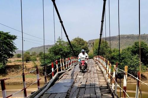 Gia Lai: Thót tim cảnh người dân băng qua cầu treo 'vá víu' tứ bề