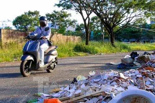 Xà bần, rác thải đổ trộm tràn lan trên đường lên Sơn Trà