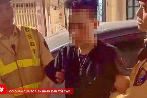 Kiểm tra nồng độ cồn của tài xế, CSGT phát hiện điều bất ngờ