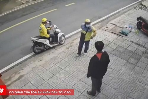 Tài xế xe ôm công nghệ cầm mũ bảo hiểm hành hung khách hàng