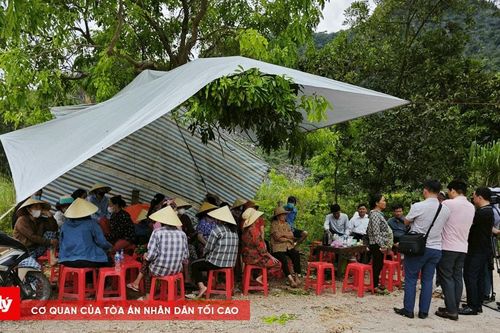 Người dân dựng lán ngăn xe môi trường vào bãi rác