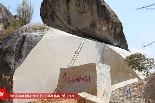 Bắt nhóm đối tượng khai thác đá trái phép trên núi Hòn Chà