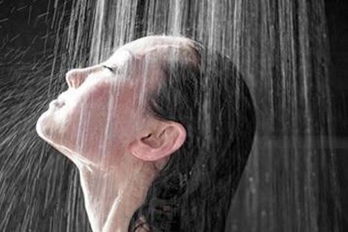 Nguy cơ đột quỵ, đột tử từ sai lầm khi tắm trong ngày nắng nóng