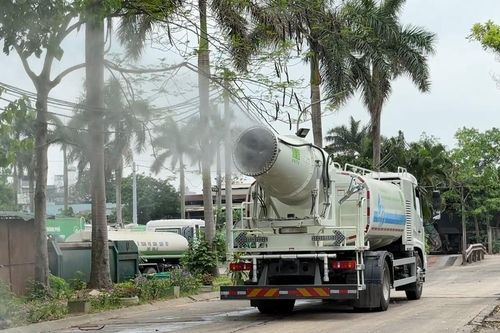 Cận cảnh 'pháo xa sương mù' dập bụi mịn, xe thu gom rác kiểu mới tại Hà Nội