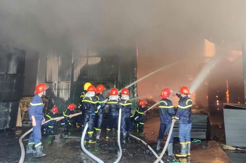 Cháy lớn tại doanh nghiệp sản xuất đồ gỗ rộng hàng nghìn mét ở Bắc Giang