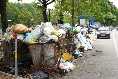 Người dân dựng lều chặn cổng nhà máy, rác thải tràn ngập phố ở Thanh Hóa