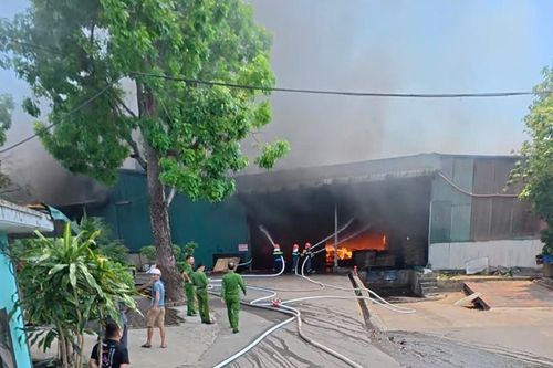 Nhanh chóng khống chế đám cháy tại xưởng sản xuất đồ gỗ ở Bắc Giang