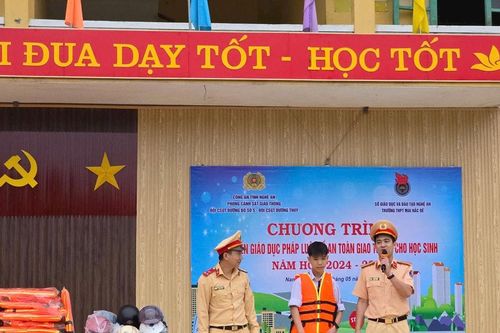 Cảnh sát giao thông Nghệ An tuyên truyền pháp luật giao thông và phòng, chống đuối nước cho học sinh