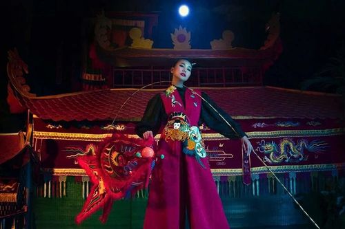 Siêu mẫu Thanh Hằng: 'Tôi muốn nhìn thấy những bạn trẻ dám khác biệt…'