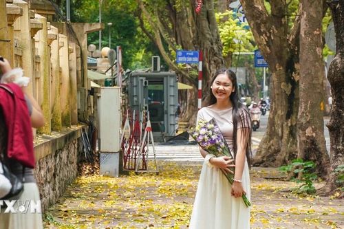 Tháng Năm 'nhuộm sắc vàng': Có một Hà Nội đẹp dịu dàng trong mùa lá rụng