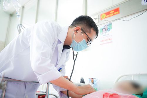 Bệnh viện Chợ Rẫy cấp cứu 4 nạn nhân trong vụ xe ô tô chở 24 người đi hành hương bị nạn