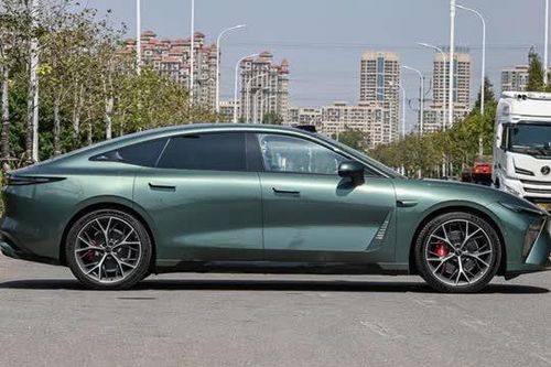 Xe sedan dài hơn 4,9 mét, công suất 480 mã lực, trang bị tiên tiến, giá hơn 700 triệu đồng