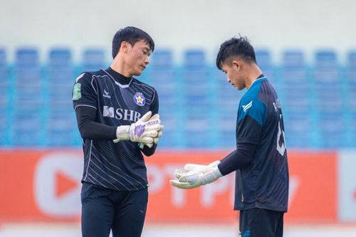 Thủ môn Bùi Tiến Dũng khiến thầy Đặng Văn Lâm nghỉ việc
