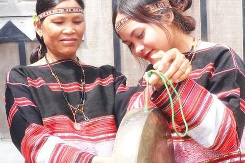 Tiếng nói bình đẳng giới từ các đội cồng chiêng nữ