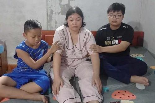 Mẹ bại liệt nén đau đớn, mong có tiền cứu chữa con trai mắc bệnh hiểm nghèo
