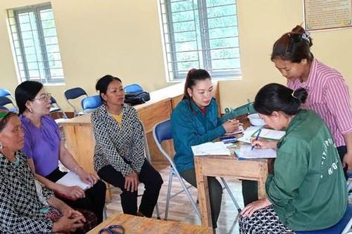 Hướng dẫn dùng điện thoại thông minh, lập nhóm chat để cung cấp thông tin cho phụ nữ dân tộc thiểu số