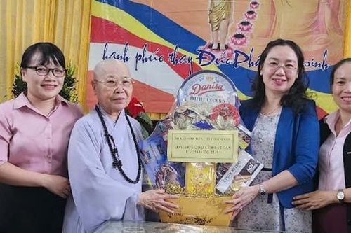 Hội LHPN tỉnh Ninh Thuận thăm, chúc mừng Đại lễ Phật đản