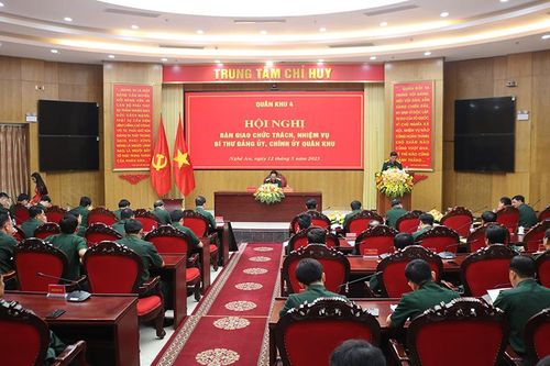 Quân khu 4: Bàn giao chức trách, nhiệm vụ Bí thư Đảng ủy, Chính ủy Quân khu