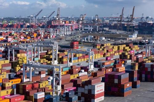 Những chuyến hàng Trung Quốc đầu tiên chịu thuế quan 145% đã cập cảng Mỹ