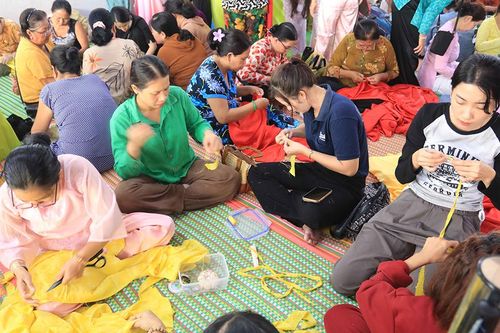 'Ngày hội' may áo dâng Bà Chúa Xứ