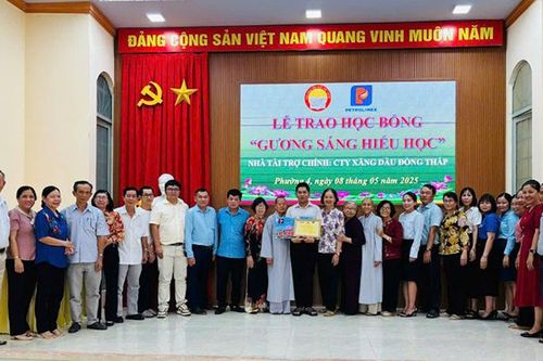 Trao học bổng 'Gương sáng hiếu học'