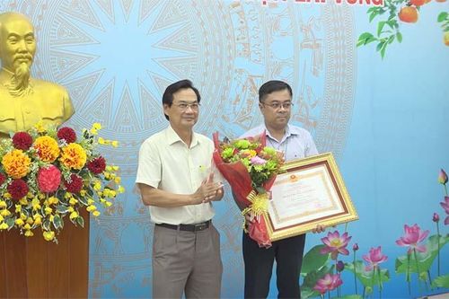 Phòng Tư pháp huyện Lai Vung đón nhận Huân chương Lao động hạng Ba