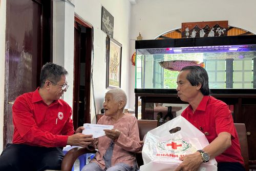 Hội Chữ thập đỏ tỉnh Khánh Hòa: Thăm, tặng quà cho Bà mẹ Việt Nam Anh hùng Lê Thị Liên