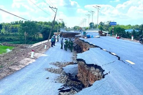 Khẩn trương khắc phục hư hỏng công trình cầu Hòa Bình
