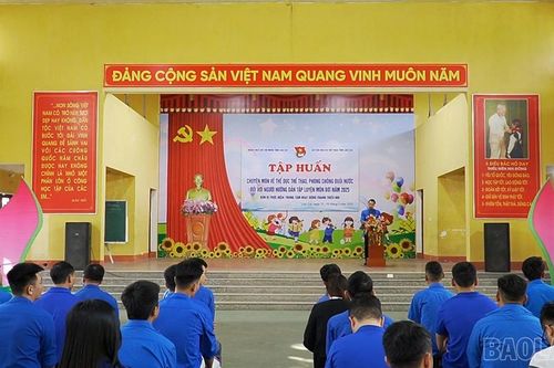 Khai mạc lớp tập huấn chuyên môn về thể dục - thể thao, phòng chống đuối nước
