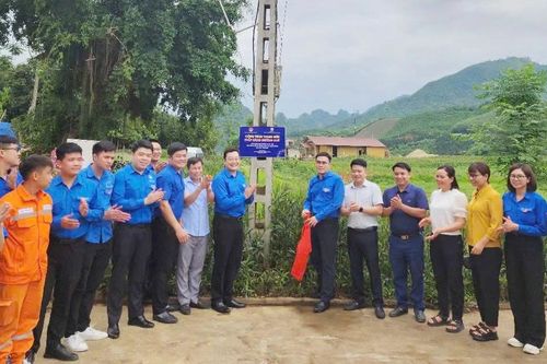 Khánh thành công trình thanh niên 'Thắp sáng đường quê' tại xã Việt Tiến