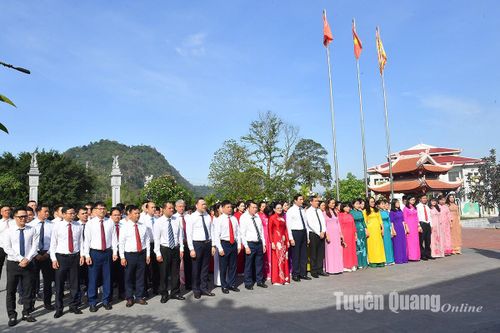 Đảng ủy UBND tỉnh tổ chức dâng hương báo công tại Khu di tích Quốc gia đặc biệt Tân Trào