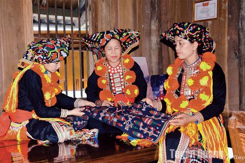 Bà Tòng giữ lửa nghề thêu của người Dao Đỏ