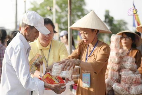'Tâm từ mở ra, khổ đau khép lại'