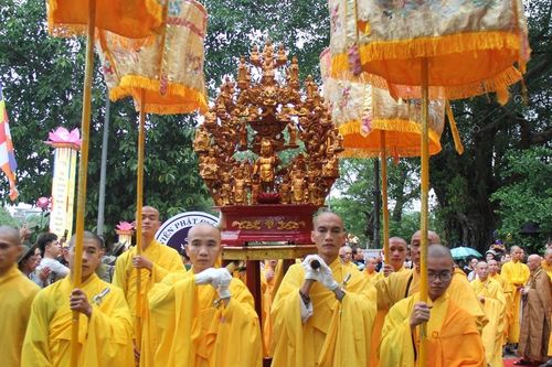 Huế: Trang nghiêm Lễ rước Phật từ Quốc tự Diệu Đế đến tổ đình Từ Đàm