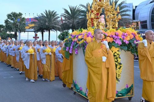 Cung rước kiệu Phật đản sinh và diễu hành xe hoa đón mừng Phật đản tại TP.Vũng Tàu